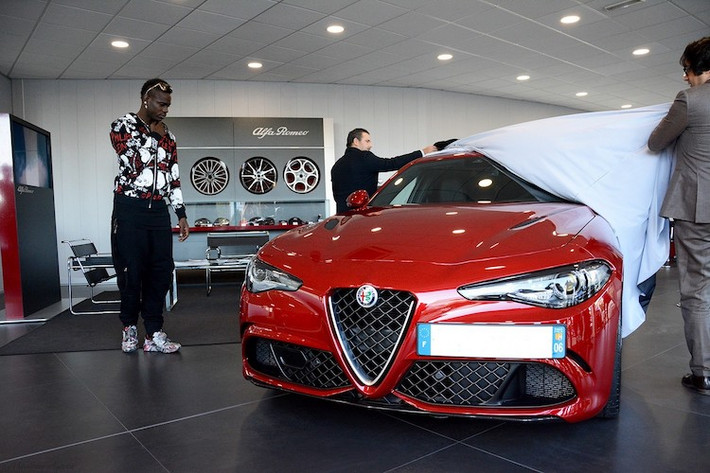 Trong thời gian qua, đại lý Motor Village France ở Pháp đã đón tiếp một vị khách đặc biệt, đó là chàng tiền đạo da đen Mario Balotelli của đội tuyển Ý. Anh đã tới showroom này để lựa chọn cho mình mẫu siêu sedan mới nhất tới từ Ý là Alfa Romeo Giulia Quadrifoglio.