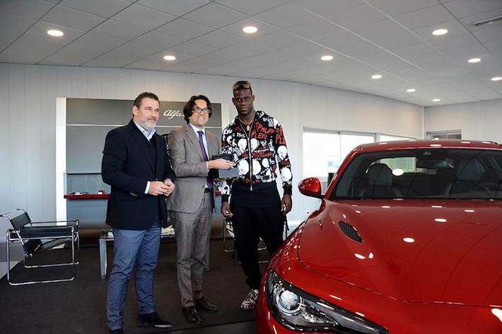 Được biết Balotelli đã lái một chiếc xe "hàng khủng" khác tới mua Giulia Quadrifoglio là Audi RS6 Avant. Giulia Quadrifoglio cũng là mẫu sedan mạnh mẽ đầu tiên của Balotelli kể từ khi anh đâm nát một chiếc Audi A8 vào 6 năm trước, khi mới đến chơi cho đội Manchester City.