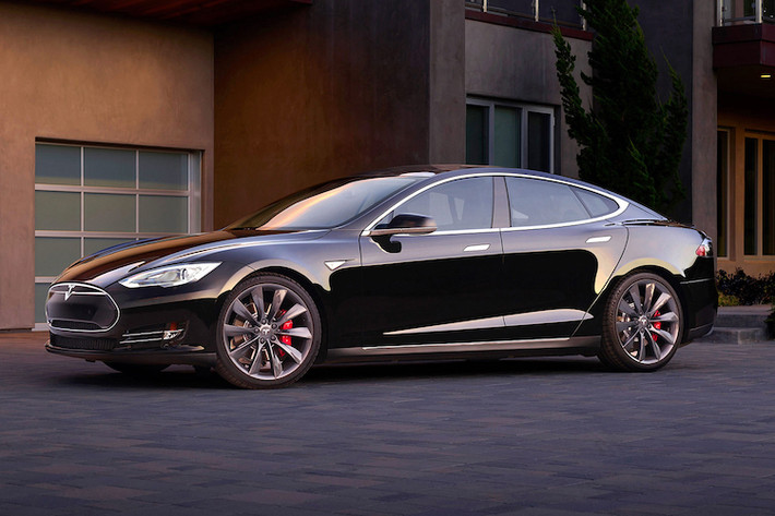 Dù chỉ là một chiếc sedan dân dụng, nhưng mẫu xe điện Tesla Model S P100D đã "đánh bại" nhiều siêu xe nổi tiếng Thế giới trên đường đua drag. Với đợt cập nhật phần mềm "Easter Egg" mới nhất, chiếc xe này đã có công suất lên tới 762 mã lực, giúp nó trở thành mẫu xe tăng tốc nhanh nhất Thế giới khi chỉ mất 2,4 giây để đạt 0-100 km/h.
