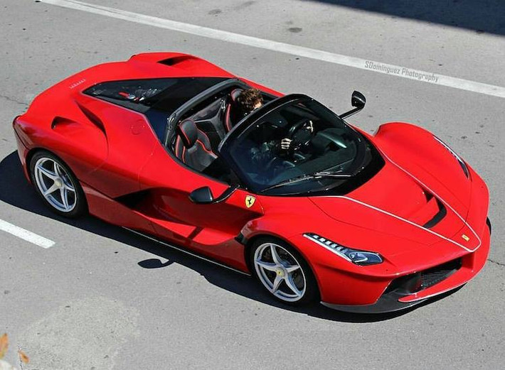 Bên cạnh Lamborghini Centenario Roadster, Ferrari LaFerrari Aperta là mẫu siêu xe đỉnh cao thứ 2 tới từ Ý xuất hiện trong danh sách này. Là phiên bản mui trần của chiếc LaFerrari đình đám, chiếc xe vẫn sử dụng hệ động lực gồm động cơ V12 kết hợp mô-tơ điện để đạt tổng công suất 950 mã lực.