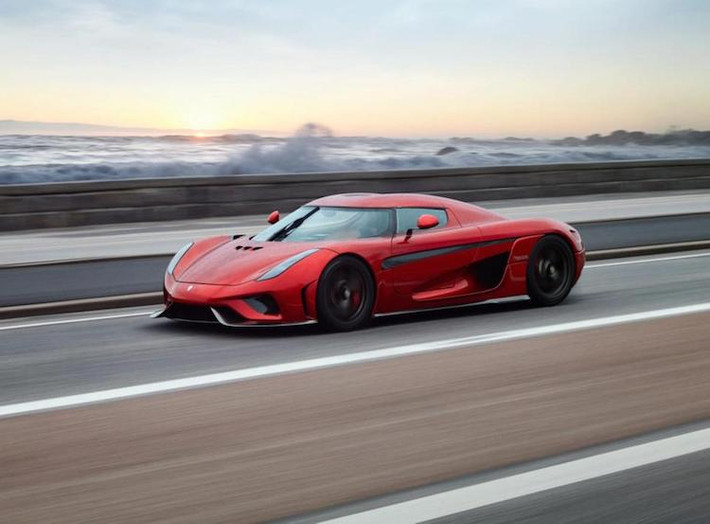 Bản thân chiếc Regera của Koenigsegg cũng xuất hiện trong top 10 xe mạnh nhất Thế giới 2016. Nhờ động cơ V8 tăng áp kép cùng các môtơ điện "trợ lực", siêu xe này có thể đạt tới công suất lên tới 1479 mã lực. Điểm độc đáo của siêu xe này chính là việc nó không sử dụng hộp số thông thường, thay vào đó là các mô-tơ điện đóng vai trò là bộ chuyển mô-men xoắn từ động cơ tới bánh sau.