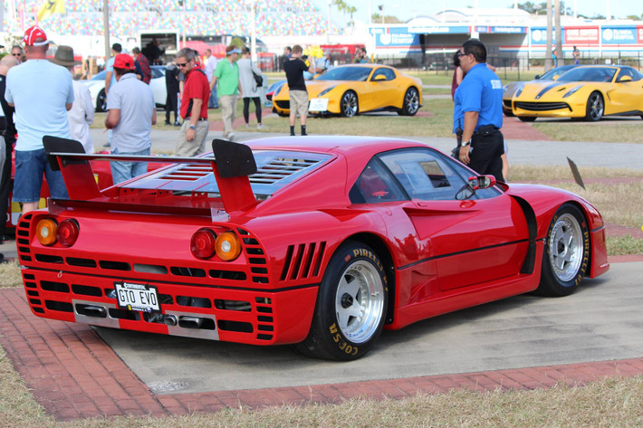 Tuy nhiên trước khi tung ra F40, Ferrari cũng phải mất thời gian dài để có thể phát triển nên chiếc xe. Được sản xuất với số lượng chỉ 5 chiếc, 288 GTO Evoluzione chính là "người tiền nhiệm" trực tiếp của F40. Siêu xe này cũng xuất hiện tại Mondiali 2016.