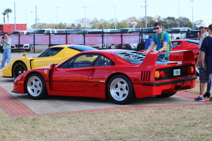 Được sản xuất từ năm 1987 tới 1992, siêu xe Ferrari F40 đặc biệt để kỷ niệm 40 năm thành lập hãng. Ngoài ra, F40 còn có ý nghĩa đặc biệt khi là chiếc xe cuối cùng được chính Enzo Ferrari - nhà sáng lập hãng siêu xe Ý đích thân xét duyệt để đưa vào sản xuất. Vào thời điểm cuối thập niên 80, đầu thập niên 90, F40 là chiếc xe Ferrari nhanh nhất, mạnh mẽ nhất và đắt nhất từng được sản xuất.