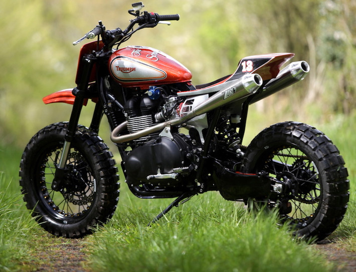 Nằm giữa cặp pô Zard là phần đuôi xe phong cách xe đua flat tracker, trong khi toàn bộ gắp sau đã được thay từ Kawasaki Versys kèm theo phuộc monoshock hành trình lớn của YSS. "Dàn chân" của xe được thay bằng cặp bánh căm Kineo "hàng hiệu", đi kèm lốp gai bản lớn 180 mm ở bánh trước và 130 mm ở bánh sau.