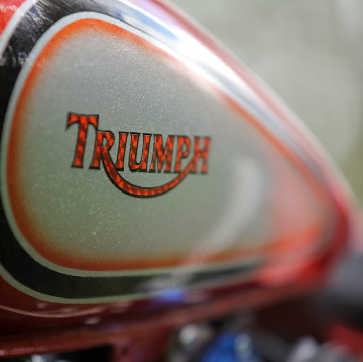 Bộ khung nguyên bản của Bonneville được giữ nguyên, tuy nhiên Triumph Saint-Lô đã trang bị cho xe bình xăng hình giọt nước từ Yamaha Virago 535 để tạo dáng cho xe theo phong cách vinduro. Lấy cảm hứng từ những chiếc xe độ của Mỹ trong thập niên 70, chiếc Bonneville đã được gửi tới xưởng sơn AXO Design để sơn airbrush ánh kim đẹp mắt.