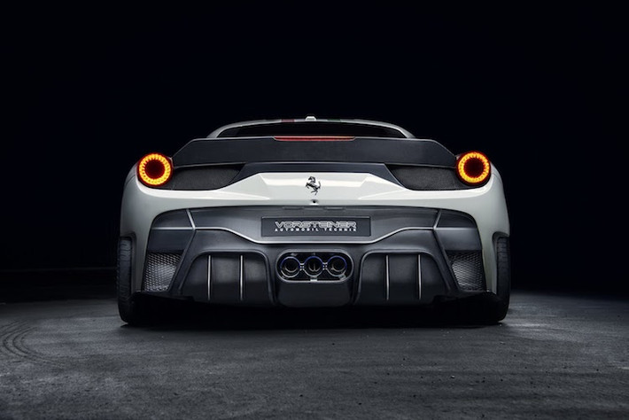Bên cạnh bodykit, hệ thống xả của 458 Italia cũng đã có sự thay đổi nhẹ với đuôi ống bằng titan khò nhiệt ánh xanh đẹp mắt. Hệ động lực nguyên bản trên xe được giữ nguyên. Cụ thể hơn, chiếc xe được trang bị động cơ 4.5 lít V8 nạp khí tự nhiên với công suất tối đa đa 562 mã lực và mô-men xoắn cực đại 540 Nm.
