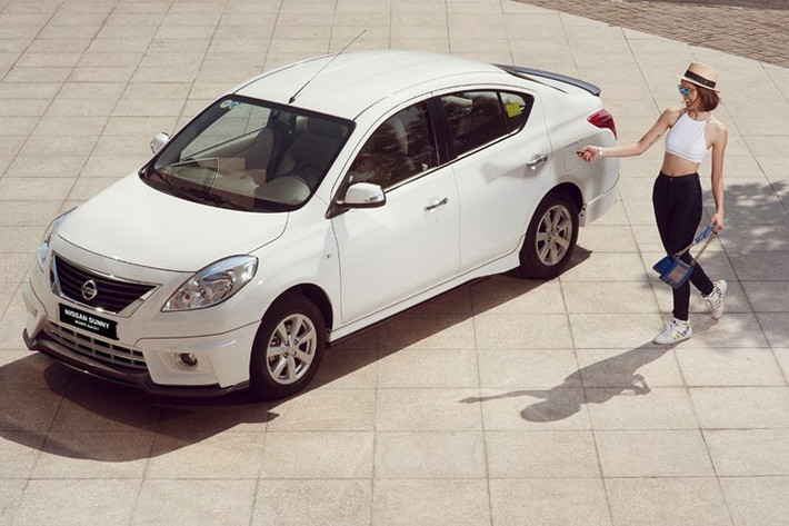 Nếu mua dòng sedan Sunny XV ở phiên bản cao cấp nhất SE, khách hàng sẽ được tặng ngay 1 bộ phụ kiện trị giá 30 triệu đồng và kèm theo 5 triệu đồng nữa. Trong khi đó, nếu không lấy bộ phụ kiện này, Nissan sẽ tặng khách 15 triệu đồng.