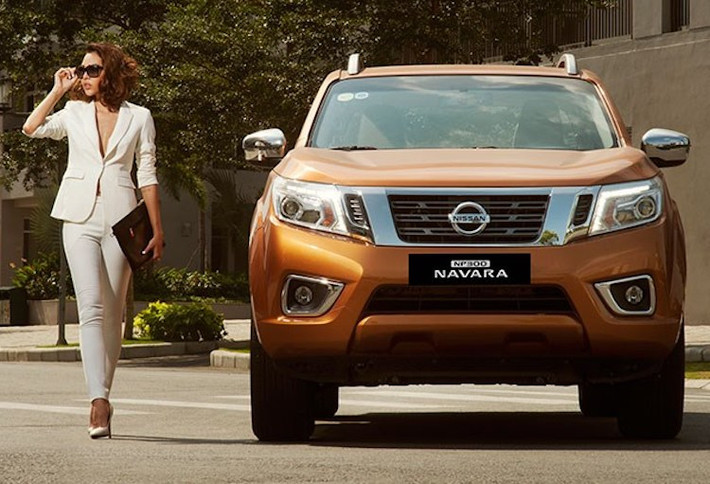 Phiên bản Navara E cũng được tặng nắp thùng như bản SL, nhận thêm 5 triệu đồng khi mua xe và nhận 20 triệu nếu không lấy nắp thùng. Cuối cùng, khách hàng đặt mua Navara EL và có thông tin đặt hàng trên hệ thống của Nissan Việt Nam trước 1/9/2016 sẽ được tặng 20 triệu. Khách hàng đặt mua xe sau 1/9/2016 chỉ được tặng 15 triệu đồng.