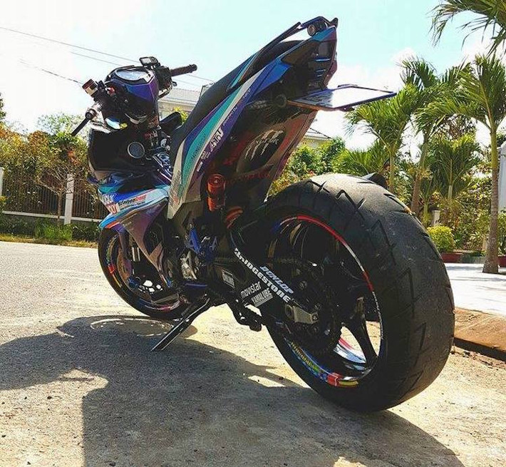 Một số món đồ chơi khác đã được chủ xe trang bị cho chiếc Exciter "bánh béo" này gồm có bộ số gảy và chắn nhông CNC. Trong khi đó trên tay lái của xe có sự xuất hiện của cùm phanh Brembo, bình dầu Rizoma, bao tay Domino và đặc biệt là một chiếc camera hành trình nhỏ.