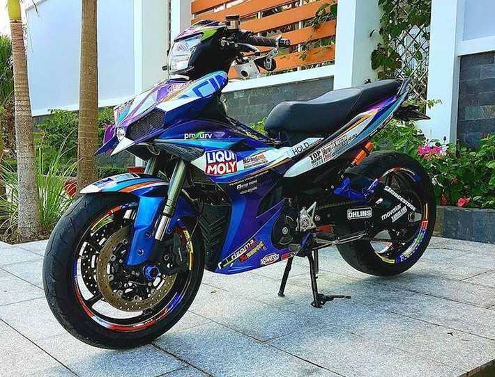 Ngoài mặt nạ chế mủ, phần thân xe của chiếc Exciter 150 được chủ xe giữ nguyên bản. Tuy nhiên để khiến xe trông thể thao hơn, toàn bộ dàn vỏ ngoài đã được sơn tem đấu trắng-xanh đẹp mắt.