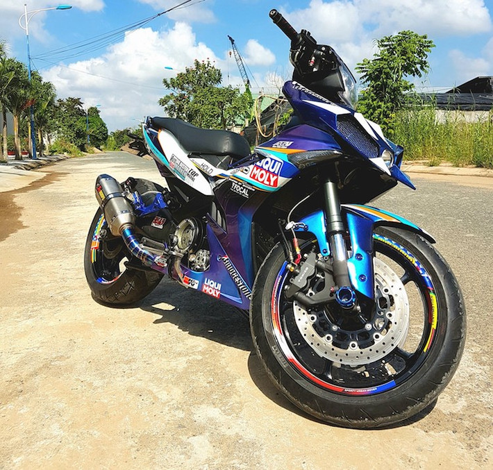 Để có thể kéo được cặp bánh "khủng", khối động cơ 150 cc SOHC 4 van của Exciter cũng đã được xử lý lại, đặc biệt là ở phần nhông-sên-đĩa. Ở bên ngoài, động cơ của xe cũng đã nổi bật hơn nhờ lốc nồi trong suốt và cổ pô titan ánh xanh nối với cây pô Akrapovic.