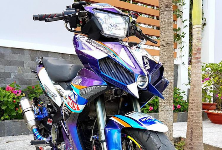 Tuy nhiên không chỉ "bằng lòng" với mỗi "dàn chân" khủng, một biker sống tại khu vực miền Nam đã còn tìm cách "biến hóa" chiếc Exciter của mình trở nên khác biệt so với xe nguyên bản. Lấy cảm hứng từ mẫu siêu môtô Kawasaki H2R, phần mặt nạ trước của xe đã được chế mủ đầy góc cạnh, tạo thành 2 lỗ hút gió với đèn gương cầu đặt giữa trông giống như H2R.