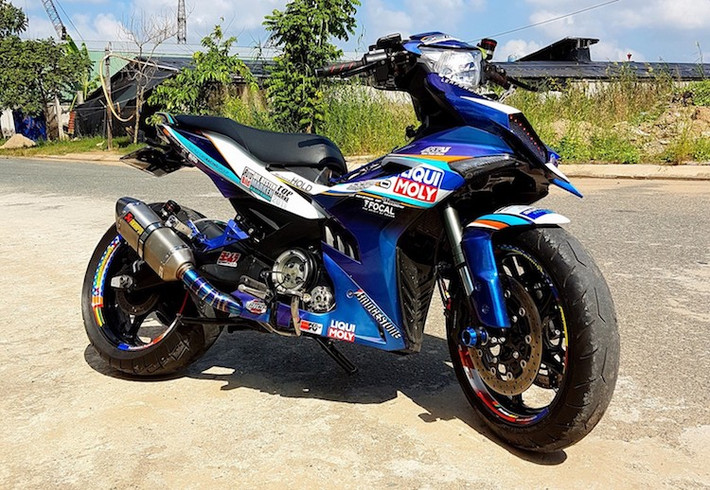Kết hợp giữa "dàn chân khủng" và phần đầu chế mủ phong cách Kawasaki H2R, chủ của chiếc Exciter này đã sở hữu trong tay một chiếc xe đầy phong cách và có thể nói là thuộc hàng "độc nhất Việt Nam".
