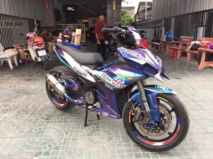 Kể từ khi ra mắt tới nay, Yamaha Exciter 150 đã nhiều lần được biker Việt nâng cấp lên "dàn chân khủng" từ các dòng môtô PKL. Với kiểu dáng sắc sảo đầy thể thao, những chiếc Exciter 150 với bánh lớn càng trở nên giống những mẫu xe môtô thực thụ.