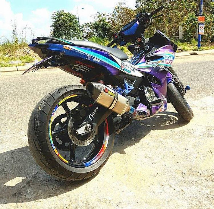 Ở phía sau, chiếc xe cũng có chiếc bánh "cỡ đại" nhờ có mâm của Yamaha R6, kết hợp với gắp nhôm cũng từ R6. Không chỉ có mâm và gắp nâng cấp, chiếc Exciter 150 này còn có phuộc sau "hàng hiệu" Ohlins bình dầu rời.