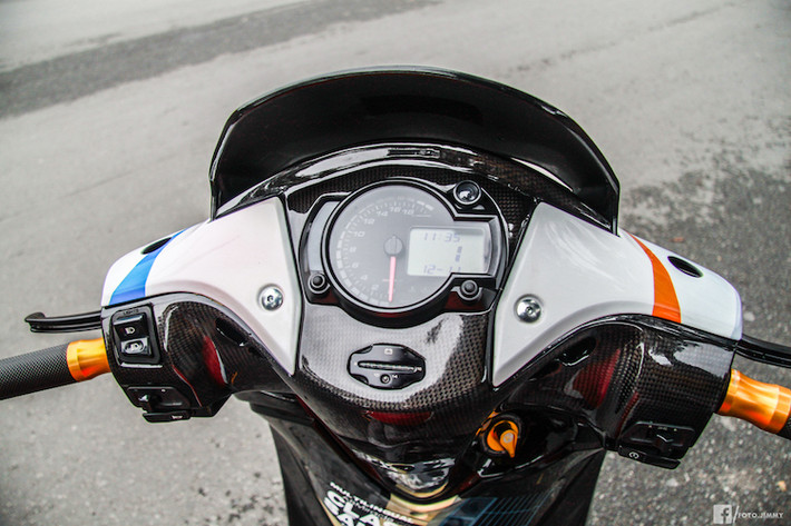Ở hai bên tay lái, chiếc SH cũng đã được "trang điểm" nhẹ với cặp tay phanh Brembo, gù xéo Rizoma và bao tay Rizoma. Trong khi đó, đồng hồ cơ nguyên bản của SH đã bị loại bỏ, thay vào đó là đồng hồ điện tử Koso RX2N và báo volt Koso được chế mủ khéo léo vào dàn đầu zin của chiếc xe.