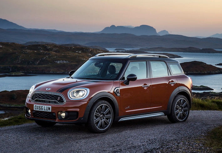 So với thế hệ cũ, MINI Countryman mới đã có chiều dài lớn hơn tới 20 cm cùng chiều rộng lớn hơn 3 cm, trong khi trục cơ sở đã dài hơn 7,5 cm. Với những sự gia tăng kích thước, hiện nay Countryman đã có thể được xếp hạng là SUV cỡ nhỏ cao cấp như Audi Q3.