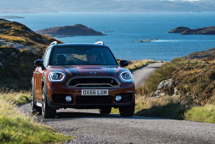 Sử dụng nền tảng chassis cầu trước UKL2 của tập đoàn BMW, MINI Countryman có 2 lựa chọn động cơ xăng là 3 xi-lanh 1.5 lít (134 mã lực/220 Nm) cho bản Cooper cơ bản và 2.0l tăng áp (189 mã lực/280 Nm) trên bản Cooper S. Đặc biệt, phiên bản hybrid lần đầu tiên xuất hiện Cooper SE với động cơ xăng 3 xi-lanh 1.5 lít kết hợp với mô-tơ điện để đạt tổng công suất 221 mã lực.
