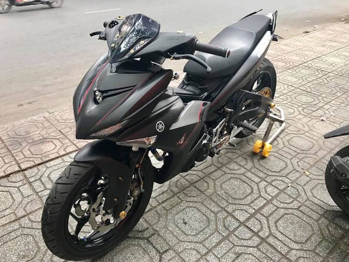 Trên chiếc xe này, toàn bộ phần đầu nguyên bản của Exciter đã được thay bằng đầu của Yamaha NVX 155. Vốn có thiết kế vuốt nhọn, phần đầu này tỏ ra cực kỳ hợp với những đường nét của Exciter 150. Tuy nhiên ngoài phần đầu, chiếc Yamaha Exciter độ này còn có một loạt các chi tiết hấp dẫn dân chơi khác.