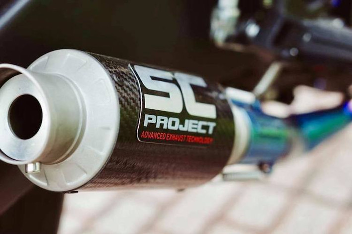 Để "khoe" âm thanh từ động cơ độ, chủ xe đã trang bị cho Exciter cây pô SC Project lon ngắn bằng sợi carbon, đi kèm với cổ pô full titan.