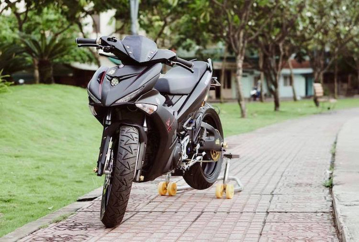 Tại Việt Nam hiện nay, Yamaha Exciter 150 đang là mẫu xe côn tay underbone thể thao nhất của Yamaha, trong khi mẫu xe tay ga thể thao nhất thuộc về chiếc NVX mới ra mắt. Mới đây nhất, một biker tại Sài Gòn đã tìm cách "lai" giữa Exciter và NVX để cho ra một phiên bản Yamaha Exciter 150 độ cực độc đáo.