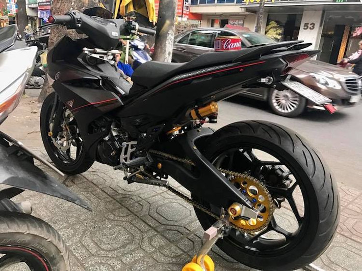Chiếc Yamaha Exciter 150 độ phiên bản Matte Black của một biker Sài Gòn không chỉ gây ấn tượng bởi cặp bánh lớn và những đồ chơi đẹp mắt, mà còn "kịch độc" với dàn đầu từ Yamaha NVX 155.