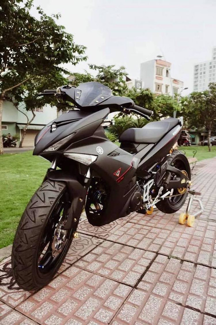 Để cải thiện giảm xóc trước vốn bị rất nhiều người phàn nàn của Exciter, chủ xe đã thay cặp phuộc của Honda SH vào để có cảm giác nhún êm hơn. "Dàn chân" trước của xe cũng được độ khủng với mâm Asio và nâng cấp lên đĩa kép với cặp heo zin SH cùng đĩa Galfer.