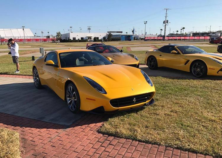 Tại một sự kiện họp mặt chủ xe Ferrari cuối năm Ferrari Finali Mondiali ở Daytona, Mỹ, những người hâm mộ hãng siêu xe "ngựa chồm" Ý đã lần đầu tiên được nhìn thấy chiếc siêu xe độc bản mới nhất mang tên Ferrari SP275 RW Competizione. Đỗ bên cạnh những chiếc xe "hàng thửa" khác như F60 America và P540 Superfast, SP275 RW Competizione là dự án mới nhất của bộ phận cá nhân hóa Ferrari Special Projects.
