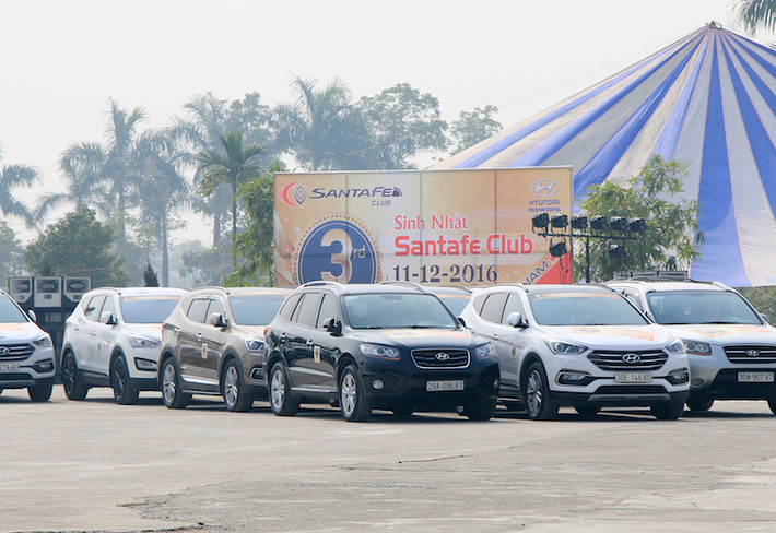 Để kỷ niệm 3 năm Câu lạc bộ xe ôtô Hyundai SantaFe Việt Nam (Fe-Club) chính thức đi vào hoạt động, vào buổi sáng 11/12/2016, hơn 50 xe Hyundai SantaFe đến từ nhiều tỉnh thành trên cả nước đã quy tụ về Hà Nội để tham dự buổi tiệc sinh nhật CLB. Tham gia vào buổi lễ kỷ niệm không chỉ có hàng chục chủ xe Hyundai SantaFe mà còn bao gồm cả gia đình và người thân của họ.