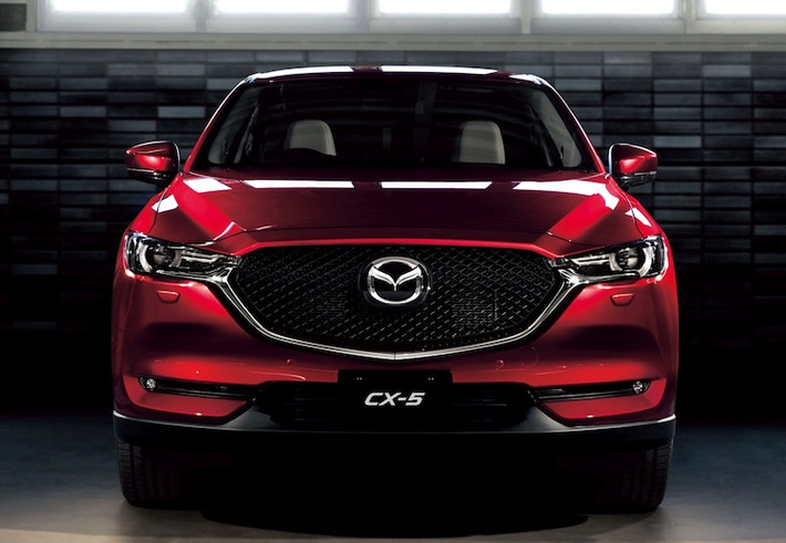 Được thiết kế theo ngôn ngữ KODO mới nhất, CX-5 thế hệ mới trông giống như một phiên bản "mini" của chiếc crossover CX-9 cũng được ra mắt đúng 1 năm trước tại Los Angeles. Ở phía trước, cũng giống như CX-9, CX-5 mới cócặp đèn pha LED mỏng, dữ dằn và thể thao cùng đường viền lưới tản nhiệt chạy nối liền với đèn pha.