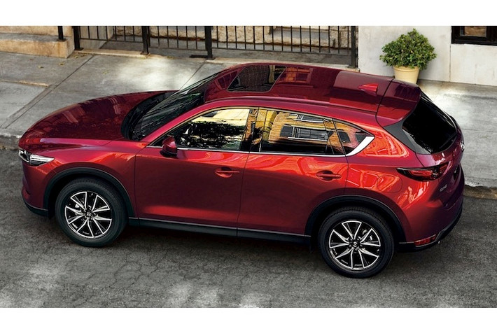 Mối liên hệ giữa CX-5 và CX-9 tiếp tục được thể hiện ở phía sau chiếc xe, với các đèn hậu LED thanh mảnh kéo dài. Tuy nhiên khác với CX-9, CX-5 không có dải chrome chạy nối liền giữa hai đèn hậu.