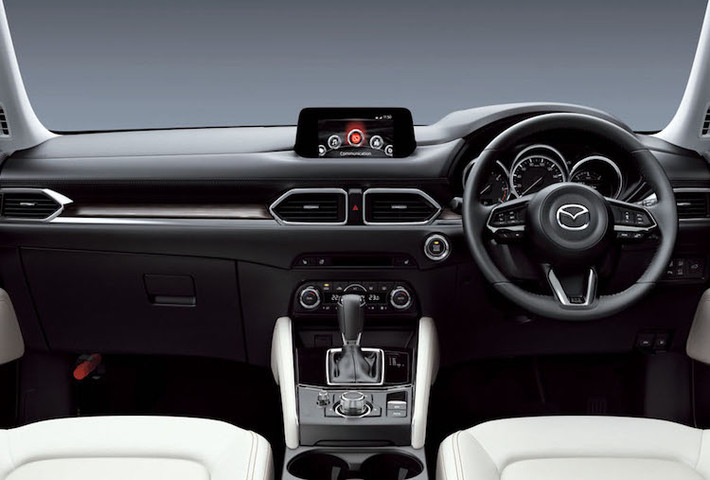 Ở bên trong nội thất, CX-5 thế hệ mới đem lại cảm giác thoáng đãng và hiện đại hơn nhờ bảng táp-lô hoàn toàn mới, được tách rời thành 3 khu vực riêng theo bề ngang là các nút điều khiển trung tâm, khe gió và mặt trên. Nằm phía trên cùng của bảng táp-lô là hệ thống thông tin giải trí Mazda Connect với màn hình 7 inch kèm dàn âm thanh 10 loa Bose cao cấp.