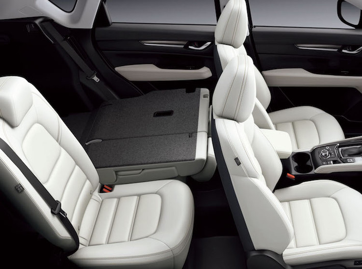 Ở phía sau, CX-5 lần đầu tiên đã được trang bị hàng ghế ngồi với 2 góc gập. Hàng ghế sau cũng có khả năng gập 60/40 để tăng thể tích khoang hành lý. Khi mở hết các ghế, khoang hành lý của xe có thể tích 505 lít - lớn hơn 2 lít so với thế hệ trước. Cửa sau đóng mở bằng điện điều khiển từ xa là trang bị tùy chọn.