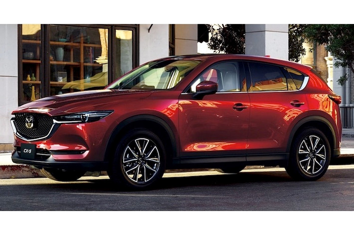 So với thế hệ trước, phần đầu của CX-5 thế hệ mới đã rộng hơn 10 mm, trong khi cột A của xe đã được đẩy lùi xuống 35 mm. Ở hai bên thân xe, CX-5 mới đã có các mảng thân "uyển chuyển" hơn do lược bỏ bớt nhiều đường nét thiết kế. Đồng thời, khu vực cửa kính sau của xe trông cũng gọn gàng hơn do không còn một cột đỡ kính nhỏ bên cạnh cột C.