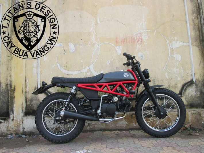 Với độ phổ biến và chung kết cấu với những chiếc Win 100 Indonesia, Honda Win "Tàu" là một sự lựa chọn tốt cho những người mới tập chơi xe côn tay tại Việt Nam. Vốn đã nổi tiếng bởi khả năng "leo đèo vượt núi", chiếc Win 100 đã được xưởng độ Cây Búa Vàng ở Sài Gòn "giật" lên phong cách tracker, khiến chiếc xe càng trở nên "phong trần" và linh hoạt hơn.