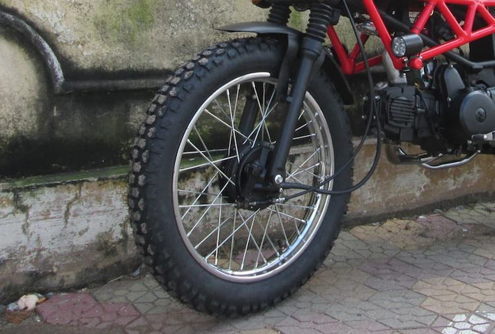 Trên bản độ này, nhiều chi tiết nguyên bản của xe đã được giữ lại như phanh đùm, phuộc; tuy nhiên chúng có màu sơn đen mờ "ngầu" hơn. Cặp lốp gai lắp vào vành zin khiến xe dễ vượt địa hình hơn, trong khi đèn pha tròn cổ điển đã thay thế cho đèn vuông nguyên bản của Win.