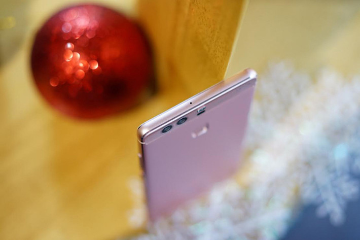 Với kích thước điểm ảnh 1.25µm của ống kính kép 12 megapixel, Huawei P9 sẽ giúp những người dùng dù không chuyên nghiệp cũng có thể sở hữu những khung hình nổi bật, có chiều sâu và sắc nét nhất.