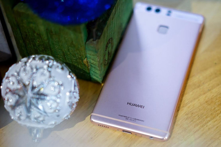 Huawei và Leica đã cùng hợp tác nghiên cứu, phát triển và tối ưu hóa thiết kế quang học (tính toán tỉ lệ ống kính) của P9 sao cho phù hợp với các tiêu chuẩn của Leica. Các mô-đun này còn hạn chế hiện tượng phân tán ánh sáng (hiệu ứng ảnh ảo và lóe sáng).