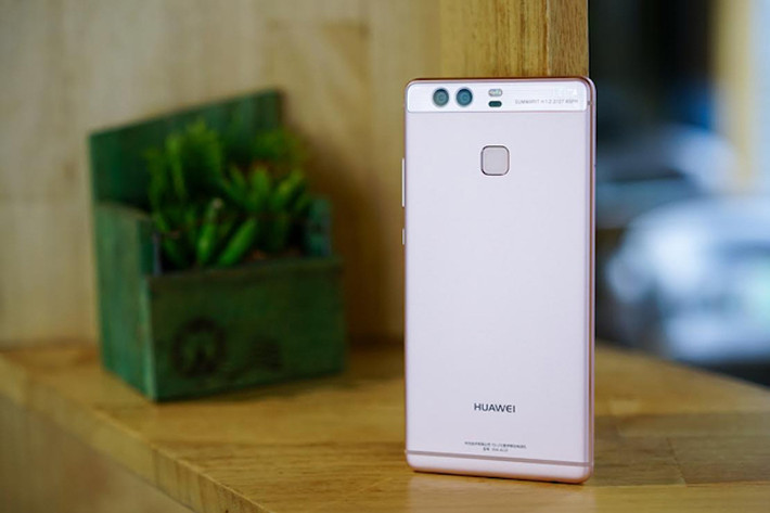 Chiếc Huawei P9 phiên bản màu vàng hồng có giá 483 USD (khoảng 11 triệu đồng).