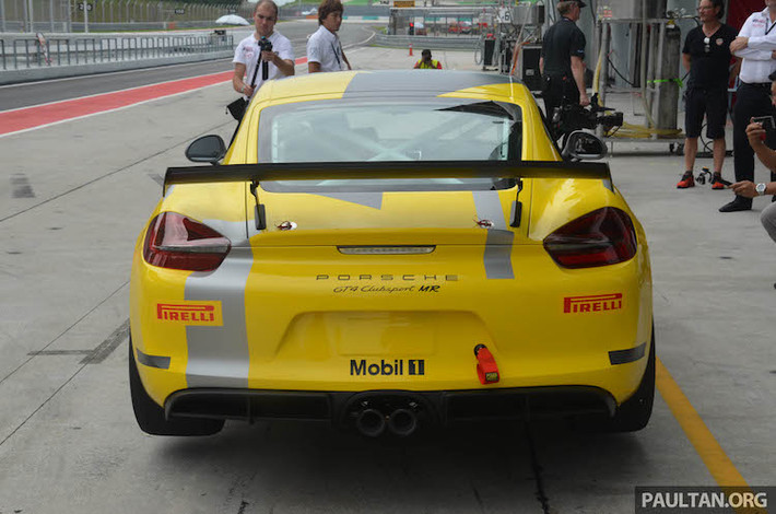 Nằm giữa thân xe của GT4 Clubsport vẫn là khối động cơ 3.8l 6 xi-lanh nằm ngang có công suất 380 mã lực. Tuy nhiên thay vì hộp số sàn 6 cấp, chiếc xe sử dụng hộp số ly hợp kép cùng với vi sai cầu sau thiết kế chuyên biệt để đua.