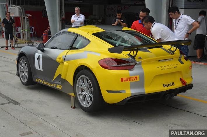 Ở phía sau, Cayman GT4 Clubsport có thêm cánh đuôi bằng sợi carbon gắn cố định, giúp tăng lực nén thân xe xuống đường trong khi vẫn giữ được trọng lượng nhẹ.