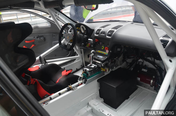 Nội thất của Cayman GT4 Clubsport bị "lột trần" toàn bộ và gần như không còn giữ lại chi tiết nào từ chiếc GT4, ngoại trừ bảng táp-lô.
