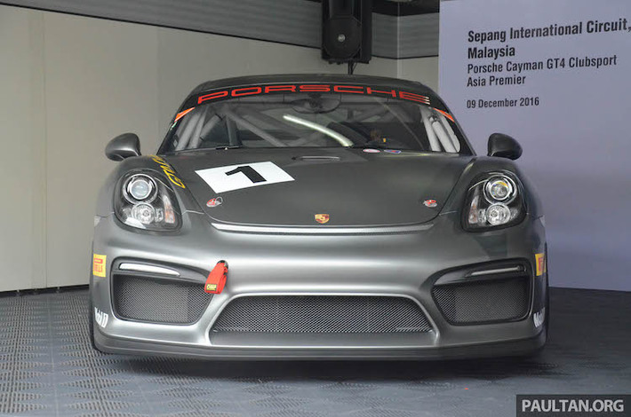 Ngoại hình của xe tương tự như chiếc Cayman GT4, nhưng có thân được sơn dàn tem đấu đặc biệt nổi bật hơn.