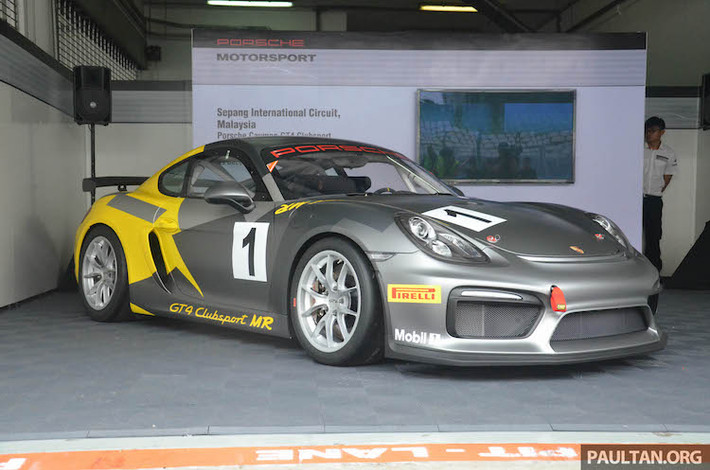 Xuất hiện lần đầu tại triển lãm Los Angeles 2015, mẫu xe đua Porsche Cayman GT4 Clubsport vừa lần đầu tiên đặt chân tới Đông Nam Á để tham dự giải đua Sepang 12h được tổ chức tại trường đua Sepang - Malaysia.