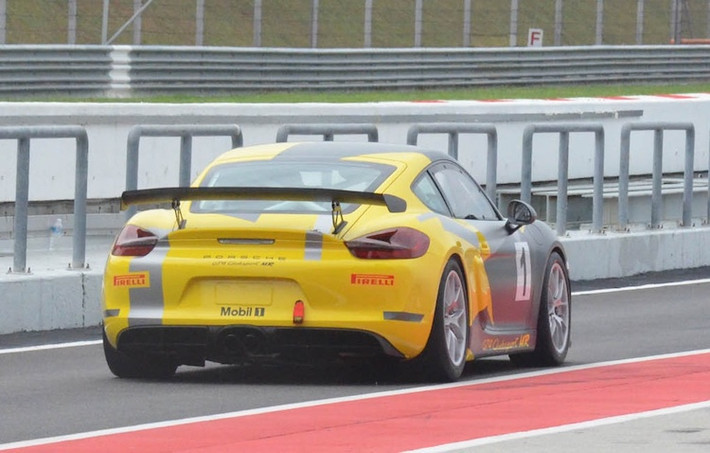 Porsche sẽ Cayman GT4 Clubsport với giá khởi điểm từ 110.000 Euro tại châu Âu. Người sở hữu xe sẽ có thể tham gia thi đấu tại nhiều giải đua khác nhau trên Thế giới như VLN Long Distance Championship Nürburgring, SRO GT4 series, Pirelli GT3 Cup Trophy USA,...