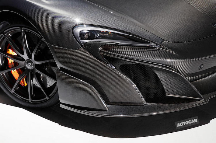 Về thiết kế, phiên bản 675LT MSO Carbon Series không có gì khác biệt so với những chiếc 675LT thường với bộ bodykit thể thao cùng những khe hút gió và cánh khuếch tán trên thân xe lấy cảm hứng từ các dòng xe đua GT3 từ McLaren.