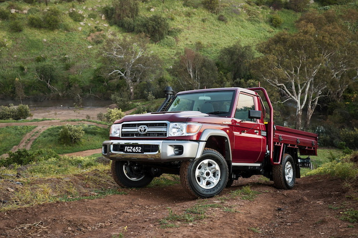 Với phiên bản 2017, Land Cruiser J70 vẫn giữ nguyên thiết kế đã được 32 tuổi của mình. Chiếc xe chỉ có một số thay đổi ngoại thất nhỏ như cản trước với một phần mạ chrome bóng bẩy và mâm đúc. Tuy nhiên ở bên dưới lớp vỏ quen thuộc, chiếc xe đã được nâng cấp nhiều để có thể đạt tiêu chuẩn an toàn của Thế kỷ 21.