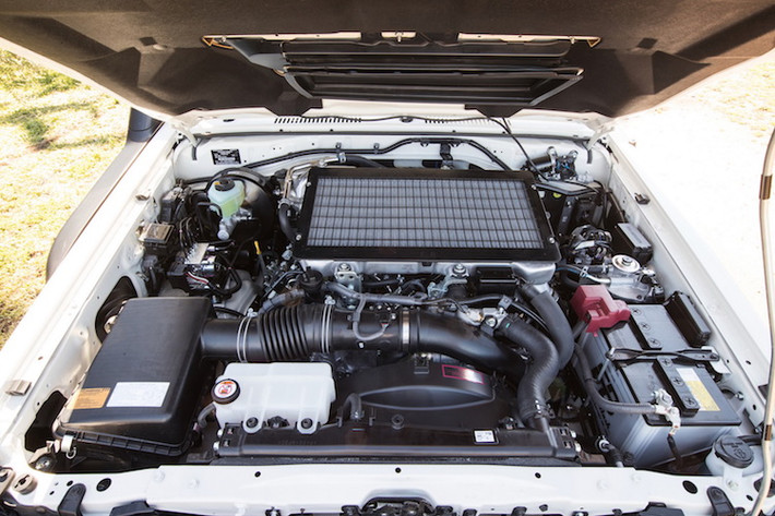 Ở bên dưới nắp ca-pô, Land Cruiser 70 2017 được trang bị động cơ diesel tăng áp V8 với dung tích 4.5 lít, được nâng cấp với bộ lọc khí thải và phun nhiên liệu mới nhằm tiết kiệm nhiên liệu hơn và đạt tiêu chuẩn khí thải. Xe chỉ tiêu tốn trung bình 10,7 lít diesel/100 km, đạt công suất tối đa 202 mã lực và mô-men xoắn cực đại 430 Nm.