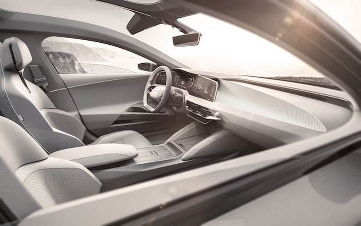 Tương tự như bên ngoài, Lucid Air sở hữu khoang lái mang tính tối giản, với bảng táp-lô phần nào đó gợi nhớ tới chiếc TT của Audi bởi bảng điều khiển trung tâm ít nút bấm điều chỉnh. Trong khi đó, bảng đồng hồ của xe là những màn hình lớn chạy ngang, khá giống như Mercedes S-Class.