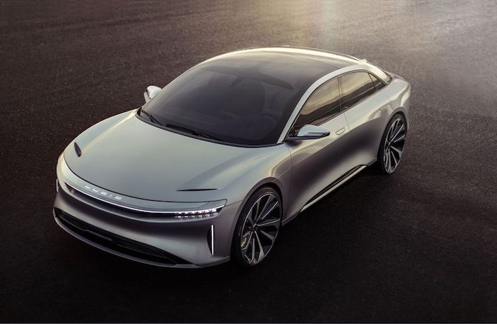 Ngay từ cái nhìn đầu tiên, Lucid Air đã gợi lên cảm giác hiện đại nhờ thiết kế tối giản đầy hấp dẫn. Ở pía trước, chiếc xe được trang bị hệ thống đèn pha LED mỏng cùng các đèn chiếu sáng ban ngày LED đặt dọc đầy hấp dẫn. Cũng giống như chiếc Model X của hãng đối thủ Tesla, Lucid đã kéo dài kính chắn gió của Air để tạo thành mui kính panorama.